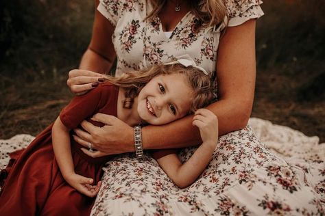 Gifts Basket Ideas, Mother's Day Gifts From Kids, Mother Day Photoshoot, Mother Day Photoshoot Mini Sessions, Mom And Me Photos, Baked Gifts, Mom Daughter Photography, Mom Daughter Photos, Mommy Daughter Photoshoot