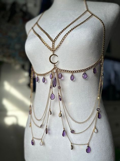 Plus Size Body Jewelry, Ren Faire Jewelry, Diy Body Jewelry, Pearl Body Jewelry, Diy Body Chain, Body Chain Fashion, Chest Jewelry, Beads Clothes, Harness Fashion