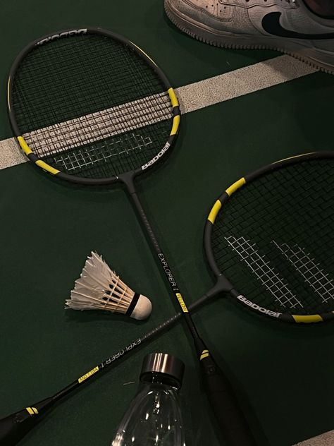 Yonex Badminton Racket, Badminton Pictures, Ball Badminton, Badminton Photos, Badminton Sport, Badminton Set, Tennis Aesthetic, Magic Night, Indoor Workout