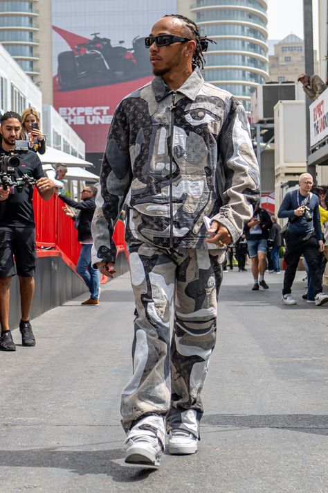 Lewis Hamilton wears Louis Vuitton and Off-White at the Azerbaijan GP. Lewis Hamilton Style, Lewis Hamilton Fashion, Lewis Hamilton Outfit, F1 Paddock, Hamilton Outfits, Celeb Outfits, His Closet, F1 Lewis Hamilton, Orange Suit