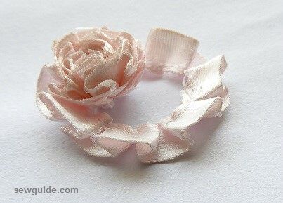 Easy Fabric Flowers, Ribbon Flowers Diy, Ribbon Flower Tutorial, Diy Ribbon Flowers, Fabric Box, Making Flowers, Making Fabric, Ribbon Craft, Flower Box Gift