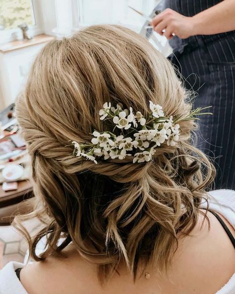 NATURAL WEDDING HAIRSTYLES FOR EVERY BRIDE Bob With Fringe Wedding Hair, Boho Hairstyles For Short Hair Wedding, Womens Short Wedding Hairstyles, Textured Bob Wedding Hair, Short Hair Styles With Flowers, Wedding Hair For Short Thinning Hair, Boho Bride Hairstyles Short Hair, Half Up Half Down Wedding Hair Sunflower, Boho Wedding Short Hairstyles