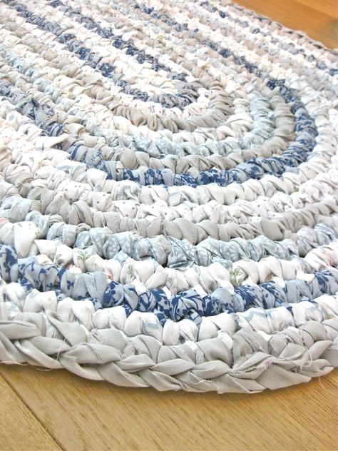 Rag Rug I want to learn how to make these rugs. I do make the afaghans. Rag Rug Diy, Homemade Rugs, Rag Rug Tutorial, Braided Rug Diy, Braided Rag Rugs, Crochet Rag Rug, Diy Sy, Rug Tutorial, Crochet Rug Patterns