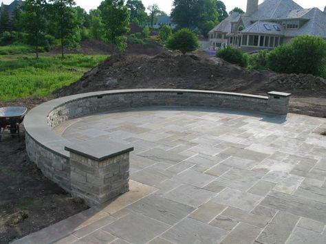 Like our patio in back of our house!! Stone Patio Designs, Curved Patio, Concrete Patios, Bluestone Patio, Stone Patio, Flagstone Patio, Patio Wall, Apartment Patio, Front Patio