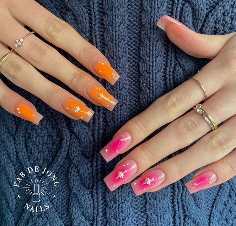 Rechterhand: Coffin nagels in nude kleur met oranje airbrush in het midden en sterretjes en steentjes. Linkerhand: Coffin nagels in nude kleur met roze airbrush in het midden en sterretjes en steentjes. Aura Nails With Gems, Aura Nail Art, Nails In Pink, Aura Nail, Nail Art Inspo, Airbrush Nails, Gem Nails, Star Nails, Orange And Pink