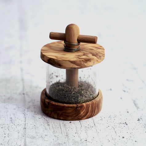 Spice grinder - D'olivo - Oggetti in legno di olivo artigianali Italian Grinders, Wood Pepper Mill, Pepper Grinder Wooden, Pink Herb Grinder, Hand Coffee Grinder, Primitive Technology, Spice Grinder, Spice Containers, Olive Wood