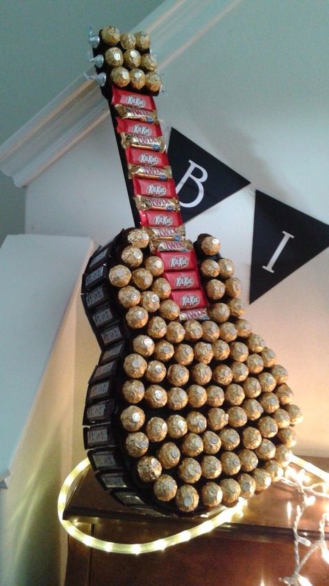 Candy Guitar Diy, Chocolate Guitar Diy, Chocolate Guitar, Candy Guitar, Guitar Cakes, Festa Rock Roll, Homemade Guitar, Chocolate Bouquet Diy, Chocolate Gifts Basket