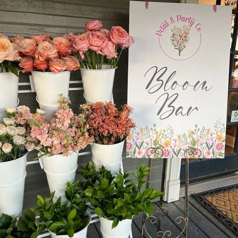 Flower Bar Experience Flower Bar Set Up, Flower Bar Ideas, Bridal Shower Flower Bar, Galentines Brunch, Bday Brunch, Floral Therapy, Bloom Bar, Flower Workshop, Shower Flowers