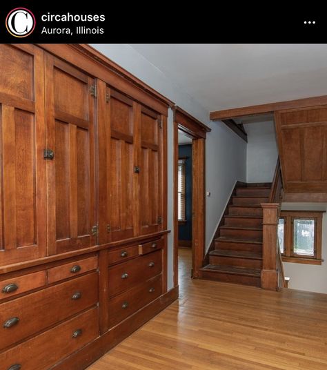 Antique Built In Cabinets, Antique Built Ins, Craftsman Closet, Craftsman Library, Craftsman Built Ins, Dream Bungalow, Tuscan Houses, Craftsman Cabinets, Craftsman Details