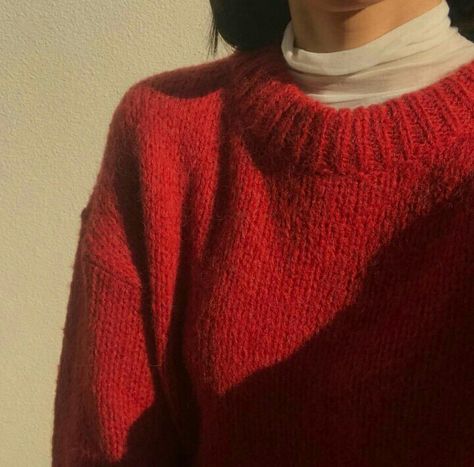 Karen Sirko, Aesthetic Daisy, Extravagant Outfits, Twice Aesthetic, Golden Globes Red Carpet, Red Jumper, Red Crewneck, Avengers Age, Daisy Jones