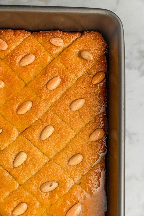 Namoura Lebanese, Namoura Recipe, Basbousa Recipe, Lebanese Desserts, Crumb Recipe, Arabic Desserts, Semolina Cake, Middle Eastern Desserts, Armenian Recipes