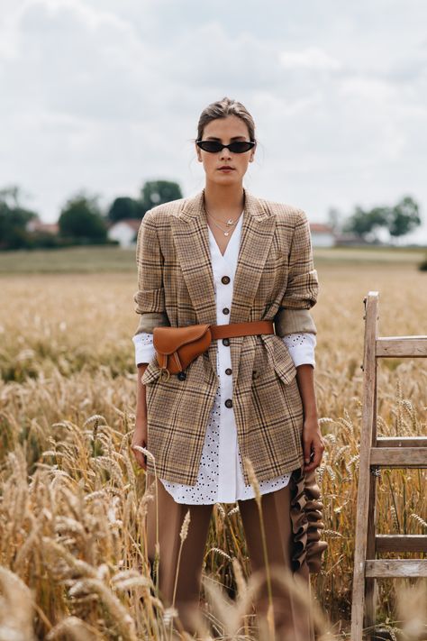 The Fanny Pack is Back & is Really Really Good Looking - Apartment34 Fanny Pack Fashion, Calvin Klein 205w39nyc, Shotting Photo, Wheat Field, Dior Saddle, Blazer Outfit, Trendy Swimwear, Outfit Jeans, Vintage Blazer