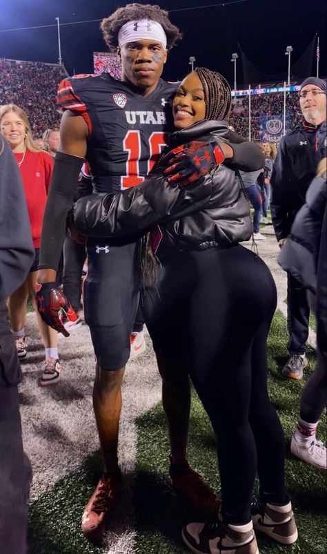 Nfl Wife Aesthetic Black, Gf Football Shirt Ideas, Football Wife Aesthetic, Football Pictures With Girlfriend, Football Couples Aesthetic, Football Bf, Nfl Wife, Football Gf, Football Couple