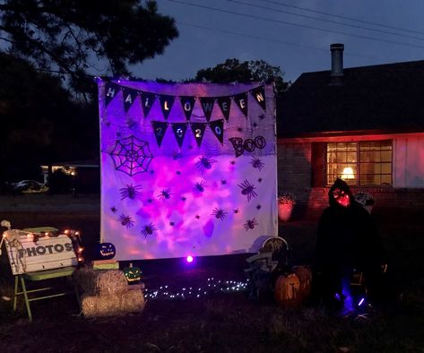 Halloween Yard Photo Op, Haunted House Photo Backdrop, Halloween Party Photo Backdrop Outside, Halloween Party Picture Wall Ideas, Halloween Photo Background Diy, Hocus Pocus Backdrop Diy, Halloween Photo Booth Backdrop Diy, Halloween Back Drop For Pictures, Halloween Party Backdrop Diy