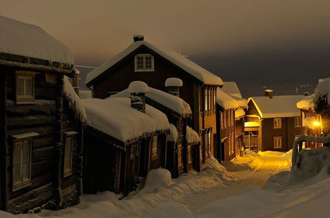 Røros Street.  I'm not sure where this is in Norway.... but it looks so peaceful! Norway Landscape, Winter Szenen, Visit Norway, Beaux Villages, Destination Voyage, Winter Night, Reykjavik, Winter Aesthetic, Pretty Places