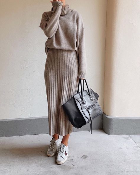 Wool Skirt Outfit, Cashmere Set, Long Knit Skirt, Knit Skirt Outfit, How To Have Style, Cold Fashion, Long Skirt Outfits, Winter Skirt Outfit, Outfits 2022