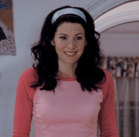 Gilmore Girls Lorelai, Gilmore Girls Characters, Gilmore Girls Fashion, Lorelei Gilmore, Gilmore Girls Outfits, Gilmore Girls Fan, Team Logan, Lauren Graham, Lorelai Gilmore