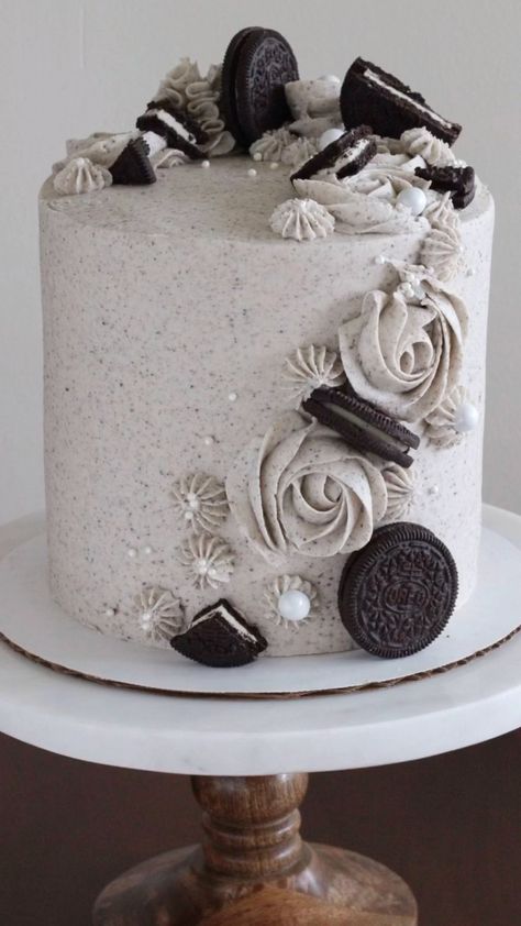 Oreo Raspberry Cake, Birthday Cakes Oreo, Cookies And Cream Cake Design, Fancy Oreo Cake, Oreo Cookie Birthday Cake, Oreo Cake Designs Birthday, Non Sweet Birthday Cake Alternatives, Oreo Cookie Cake Decorating Ideas, Simple Oreo Cake Design