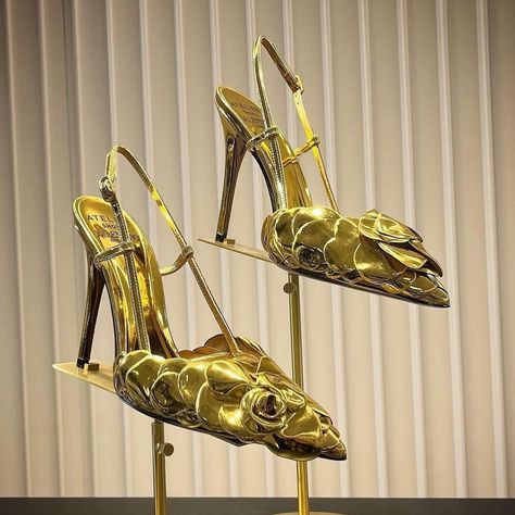 Valentino Heels, Hopelessly Devoted, Golden Mirror, Pretty Heels, Leather Rose, Versace Shoes, Gold Heels, Shoe Obsession, High Heels Stilettos