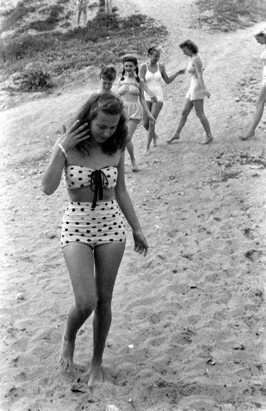 Balboa Beach Party (Glendale College And Calif. Misc.) - Hosted by Google Vintage Bathing Suits, Vintage Swim, Vintage Swimwear, Vintage Swimsuits, 40s Fashion, Vintage Life, 1940s Fashion, Moda Vintage, Life Magazine