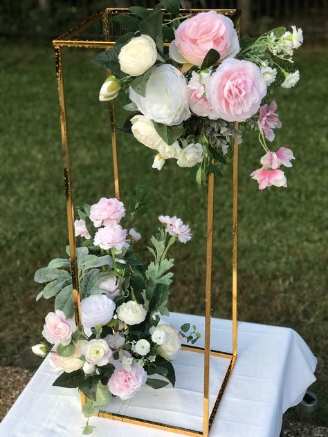 Tall Rectangle Centerpiece, Tall Square Centerpiece Wedding, Tall Inexpensive Wedding Centerpieces, Metal Stand Decor Ideas, Tall Wedding Centerpieces Diy, Rectangle Centerpieces, Party Flower Centerpieces, Square Centerpieces, Tall Centerpiece Wedding