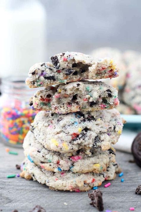 These Soft and Chewy Oreo Funfetti Cookies are a soft baked sugar cookie stuffed with crushed Oreos and sprinkles. These would be great cookies for a birthday party! Oreo Sprinkle Cookies, Funfetti Oreo Cake Mix Recipes, Funfetti Treats, Funfetti Recipes, Cookies Levain, Funfetti Oreo, Cake Batter Recipes, Strawberry Pop Tart, Funfetti Cookies