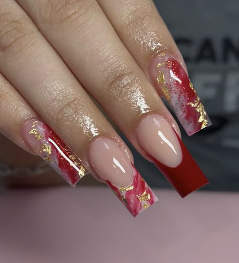 Red Marble Nails Acrylic, Birthday Nails Inspo Short, Red And Gold Nails Ideas, Red And Nude Nails, Red Marble Nails, Nails With Foil, Red And Gold Nails, Gold Acrylic Nails, Hello Nails