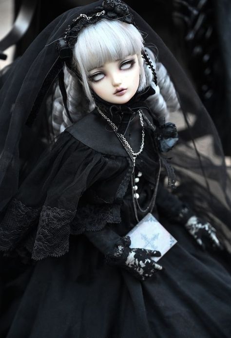 Gothic Dolls Victorian, Misty Moors, Porcelain Doll Aesthetic, Enchanted Doll, Emily The Strange, Doll Aesthetic, Haunted Dolls, Victorian Goth, Gothic Dolls