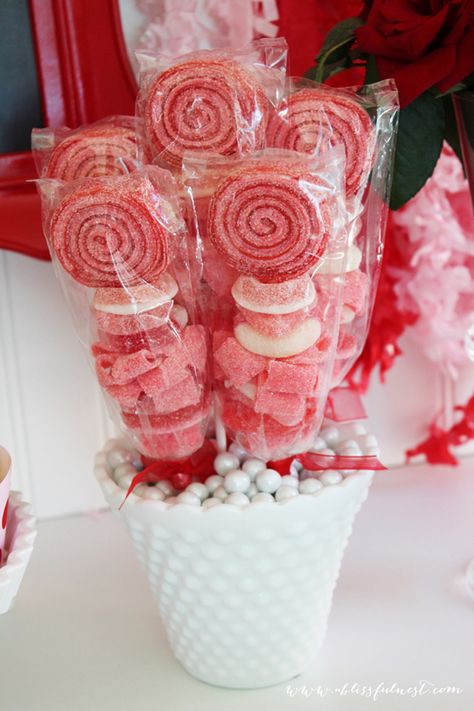 Pink Candy Skewers, Galentines Party Treats, Valentines Day Candy Ideas, Valentines Birthday Party Ideas, Candy Skewers, Valentines Day Party Ideas, Sweeney Sweeney, Candy Gift Ideas, Yummy Candy