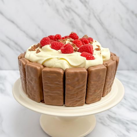 Topped with whipped cream, fresh raspberries and chopped Tim Tams, this no-bake, gluten-free Tim Tam cheesecake screams easy, decadent dessert. Tim Tam Cake, Gluten Free Icing, Tim Tam Cheesecake, Tim Tams, Cream Fresh, Tim Tam, Australian Food, Gluten Free Sweet, Fresh Raspberries