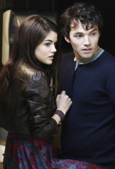 Mr Fitz and Aria Ezra And Aria, Pretty Little Liars Aria, Ezra Fitz, Ian Harding, Pretty Little Liars Fashion, Aria Montgomery, Abc Family, Shay Mitchell, Ashley Benson