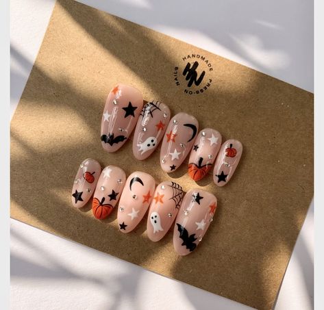 Press On Nails Halloween, Retro Halloween Nails, Skeleton Halloween Nails, Almond Halloween Nail Designs, Spooky Fall Nails, Nails Halloween Pumpkin, Spooky Nails Halloween, Nails Star, Nails File