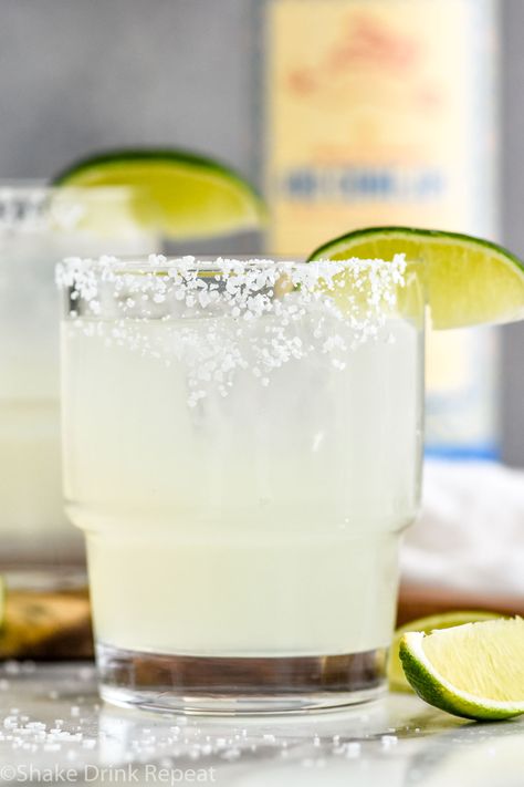 Agave Margarita Recipe, Pitcher Margarita Recipe, Cocktails Margarita, Lime Margarita Recipe, Best Margarita, Best Margarita Recipe, Classic Margarita Recipe, Paloma Cocktail, Margarita On The Rocks