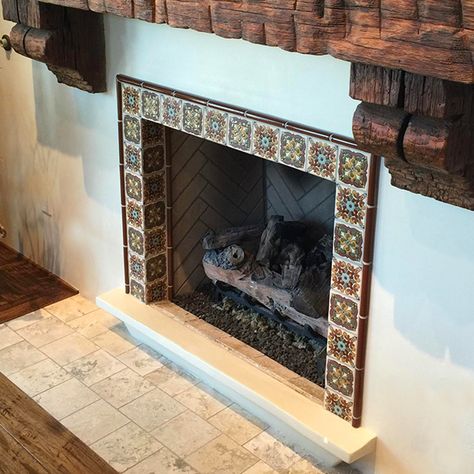 Mexican Tile Fireplace, Modern Mexican Living Room, Spanish Style Fireplace, Spanish Fireplace, Green Living Rooms, Mexican Living Room, Spanish Colonial Decor, Spanish Living Room, Spanish Home Decor