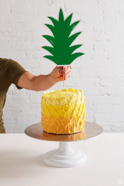 Ombré brush stroke pineapple cake in progress Pineapple Smash Cake, Luau Smash Cake, Pineapple Birthday Cake, Luau Birthday Cake, Pineapple Cake Topper, Luau Cake, Diy Pineapple, Spongebob Birthday Party, Store Bought Frosting