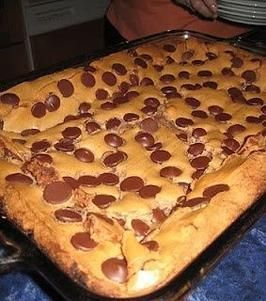 Chocolate Chip Cake Recipe, Ooey Gooey Butter Cake, Gooey Cake, Paula Deen Recipes, Gooey Butter Cake, Butter Cake Recipe, Chocolate Chip Cake, Chocolate Chip Cookie Bars, Vegetarian Cake