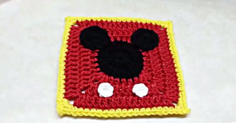 This Mickey Mouse Granny Square Would Make A Perfect Baby Blanket! Mickey Mouse Granny Square, Disney Haken, Crochet Therapy, Random Crochet, Crochet Baby Cocoon Pattern, Crochet Mickey Mouse, Granny Square Häkelanleitung, Disney Crochet, Mouse Crochet