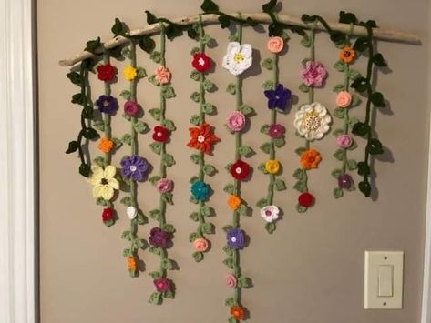 Hanging Flowers Crochet, Crochet Hanging Vines Free Pattern, Hanging Flower Crochet Pattern Free, Crochet Vine Wall Decor, Hanging Flower Crochet Pattern, Crochet Wall Art, Crochet Dreamcatcher, Crochet Case, Quick Crochet Patterns