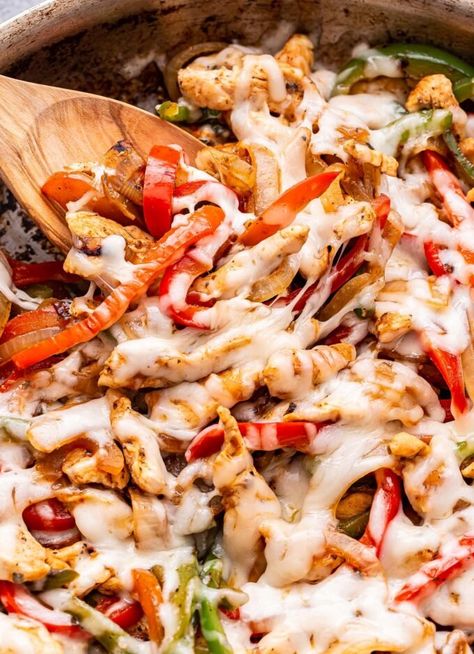 Philadelphia Sandwich, Chicken Peppers And Onions, Cheesesteak Skillet, Green Pepper Recipes, Chicken Cheesesteak, Cheesesteak Sandwich, Chicken Boneless Breast Recipes, Chicken Philly, Healthy Sandwich Recipes