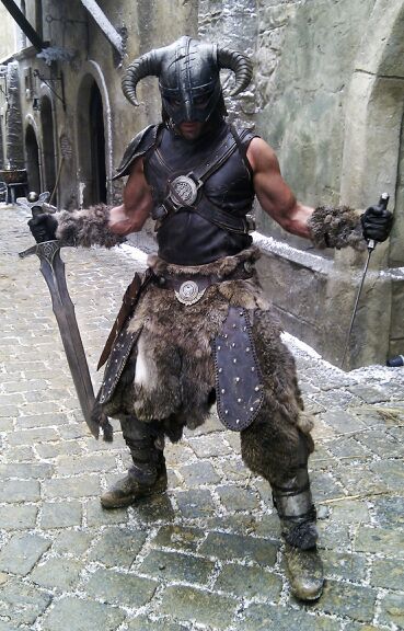 Skyrim: Dovahkiin cosplay Skyrim Nordic Armor, Male Cosplay Ideas, Skyrim Argonian, Barbarian Cosplay, Skyrim Costume, Dragonborn Skyrim, Skyrim Dragonborn, Skyrim Armor, Skyrim Wallpaper