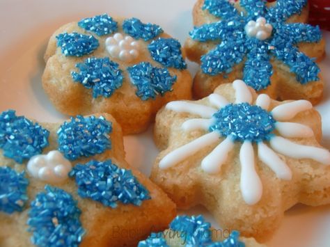 Wilton Snowflake Sugar Cookies are Easy! Dr Cookies, Molded Cookies, Pecan Upside Down Cake, Molded Cookie Recipe, Cami Cakes, Mold Cookies, Mold Recipes, Snowflake Sugar Cookies, Snowflake Sugar