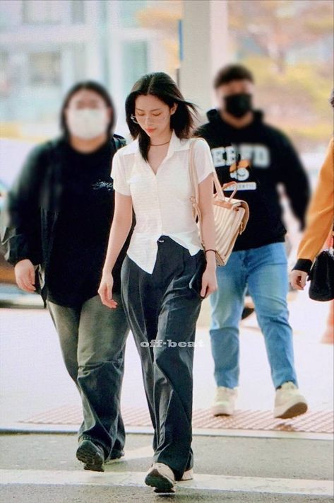 Ryujin Itzy Airport Fashion, Ryujin Fashion Style, Enhypen Casual Outfits, Ryujin Airport Fashion, Itzy Ryujin Outfit, Ryujin Style, Ryujin Fashion, Ryujin Outfit, Itzy Fashion