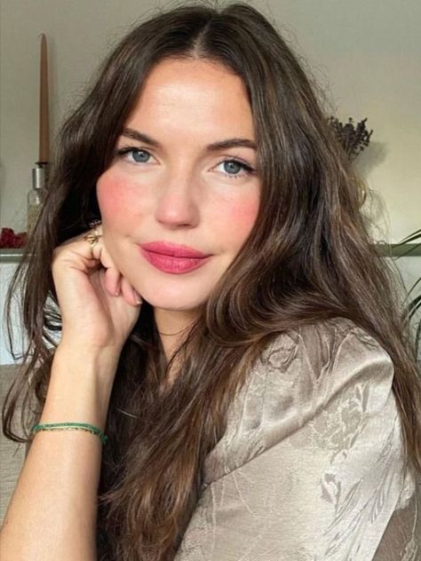 French Women Makeup, Parisian Makeup, Perfect Nude Lipstick, French Makeup, Modern Makeup, Copper Hair Color, French Beauty, Makeup Fashion, The Brave