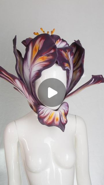 joyce Spakman on Instagram: "𝓣𝓾𝓵𝓲𝓹 𝓱𝓮𝓪𝓭𝓹𝓲𝓮𝓬𝓮                             Why didn't anyone wear this for the met gala? 🤔😂                              Full work in progress of the tulip headpiece I made for my flower shoot featuring my mom 💜                              This one of a kind piece is available for grabs, link in bio ✨                              #flower #headdress #fantasy #handmade #craft #aesthetic #explore #viral #tulip #flowerpeople #fairy #metgala" Alice In Wonderland Flowers Costume, Alice In Wonderland Flower Costume, Tulip Costume, Flower Hat Diy, Flower Costume Diy, Joyce Spakman, Flower Fairy Costume, Flower Shoot, Flower Head Piece