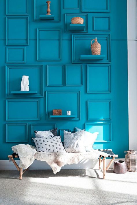 Empty picture frames painted the same color as the teal walls and accented with shelves add interest to a boring wall and lend a funky, "I live in an art installation" vibe - LOVE this! Art Hallway, Empty Picture Frames, Hallway Art, French Manicures, Print Bathroom, Photo Deco, Staircase Wall, Smart Tiles, Interior Design Per La Casa