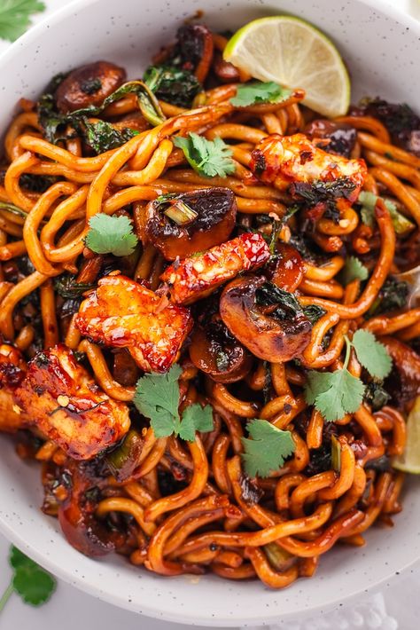 Need ideas for easy gochujang recipes? This quick and easy spicy fusion recipe is perfect! It's a healthy and flexible vegetarian noodle dish that is packed with hearty gochujang mushrooms and kale. It can be a tasty side dish or an easy main meal if you throw in some protein - I love it with halloumi cheese but tofu works too! No need to order takeout with this recipe in your back pocket. Healthy Spicy Recipes Vegetarian, Gochujang Mushrooms, Mushroom Udon, Gochujang Recipes, Green Treats, Gochujang Recipe, Spicy Vegetarian Recipes, Vegetarian Noodles, Spicy Mushroom