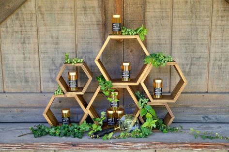 Honey Display Ideas, Honey Decorations, Honey Display, Favor Display, Textured Wedding Cakes, Metallic Wedding Cakes, Honey Favors, Honey Wedding Favors, Wedding Cake Ombre