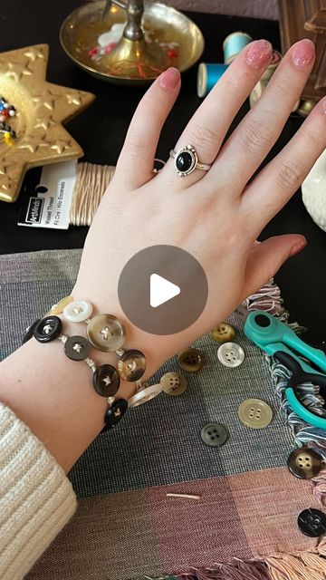 Ɠɾօէէօ🪡 on Instagram: "How to make a Button Bracelet ✨🪡 like friendship bracelets for crafters! #buttons #diyjewelry #jewlerymaking #sewing #crafts #vintageaesthetic #coraline" Button Necklace Tutorial, Button Bracelet Diy Simple, Button Necklace How To Make A, Bracelets With Buttons, How To Make Button Bracelets, Button Jewelry Diy How To Make, Button Bracelet Tutorial, How To Make A Button Bracelet, Button Diy Ideas