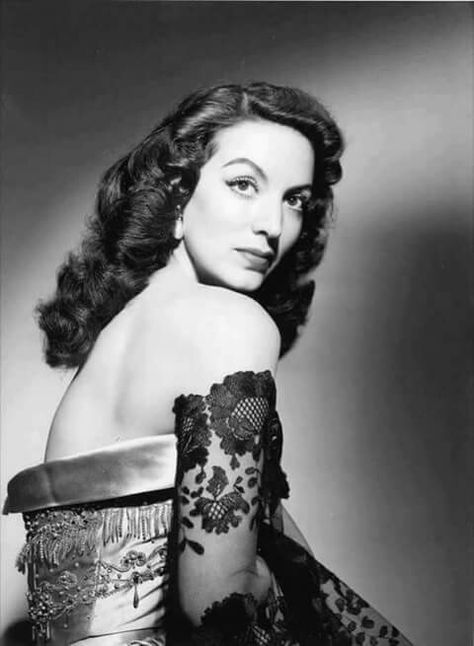 Maria Felix Vintage Hollywood Glamour, Mexican Actress, Mexican Girl, Iconic Women, Vintage Glamour, Celebrity Look, Vintage Hollywood, Hollywood Glamour, Vintage Hairstyles