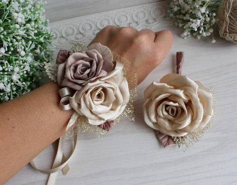 Champagne Beige Gold Wrist Corsage boutonniere Bridesmaid | Etsy Corsage Homecoming, Corsage Flowers, Gold Corsage, Wrist Corsage Bracelet, White Corsage, Bridal Corsage, Wrist Corsage Prom, Homecoming Corsage, Wedding Corsages